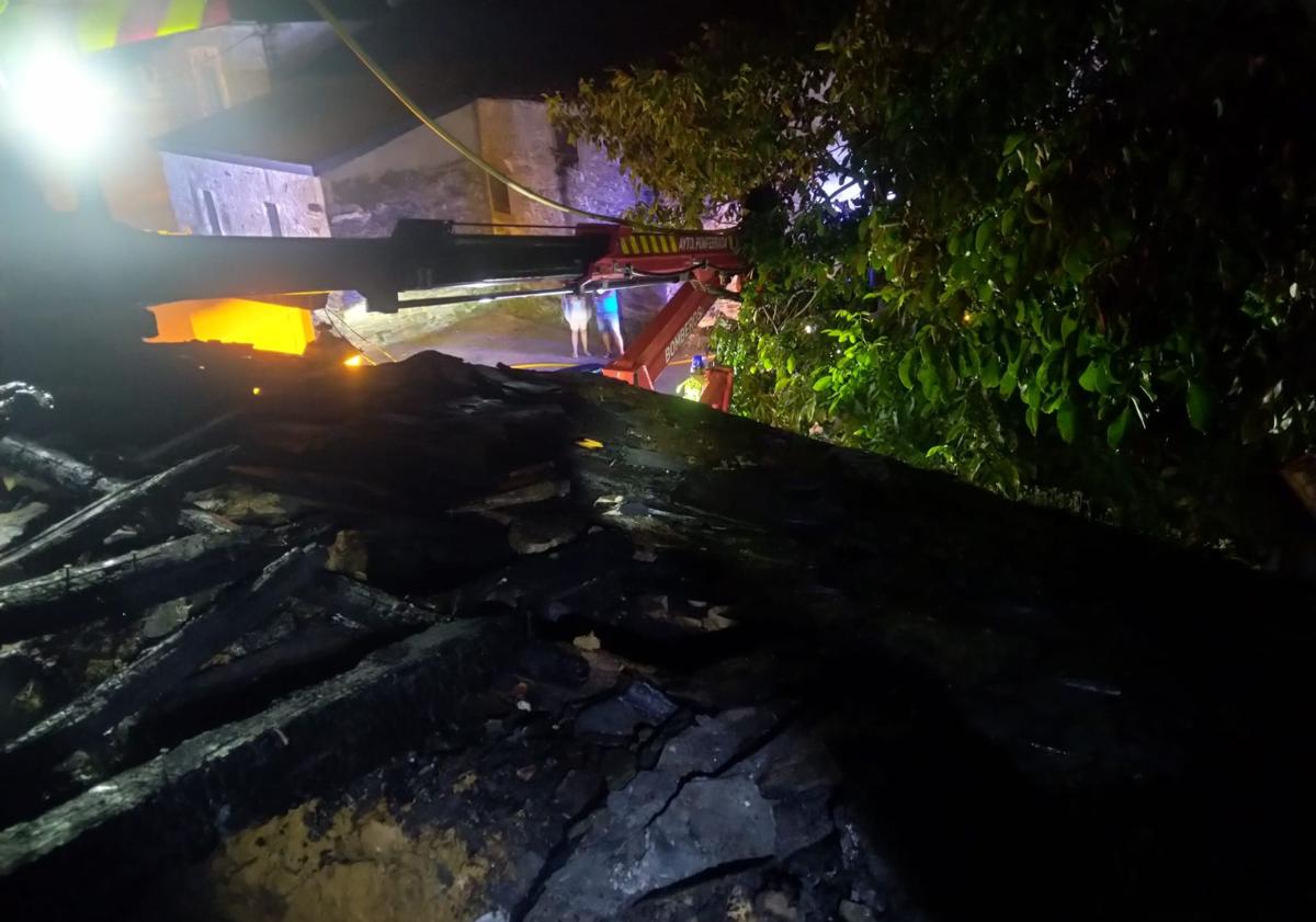 Imagen principal - Incendio en una vivienda deshabitada de San Andrés de Montejos.