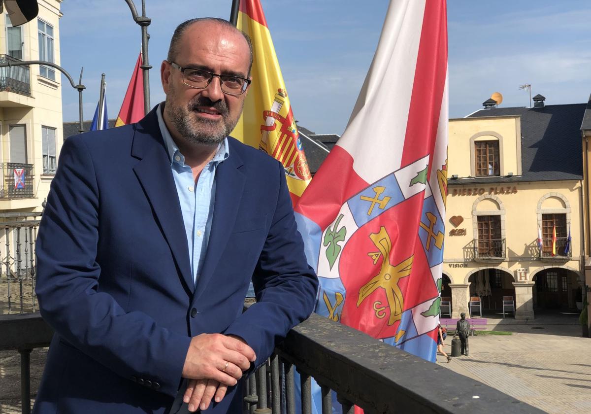 El alcalde de Ponferrada, Marco Morala, junto a la bandera del Bierzo en el balcón del Ayuntamiento.