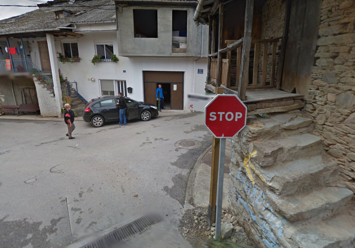 Una de las calles de Valtuille de Arriba.