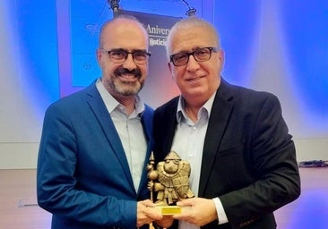 Leo Harlem junto al alcalde de Ponferrada durante la gala del décimo aniversario de elbierzonoticias.