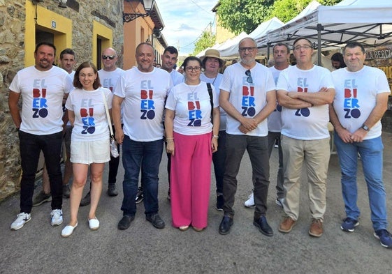 Los presidente del Consejo Comarcal y de la Diputación de León, Olegario Ramón y Gerardo Álvarez Courel, y la alcaldesa de Castropodame, Josefa Álvarez, visitan la Feria «Apostando por el Bierzo. Naturalmente» en Castropodame.