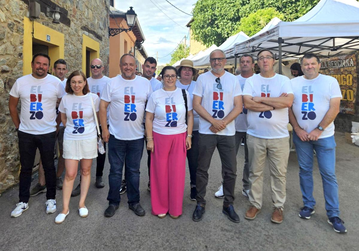 Los presidente del Consejo Comarcal y de la Diputación de León, Olegario Ramón y Gerardo Álvarez Courel, y la alcaldesa de Castropodame, Josefa Álvarez, visitan la Feria «Apostando por el Bierzo. Naturalmente» en Castropodame.