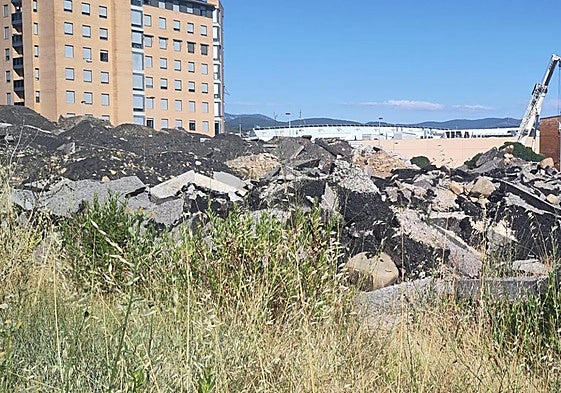 Escombros de la obra de la red de calor acumulados en la Rosaleda.