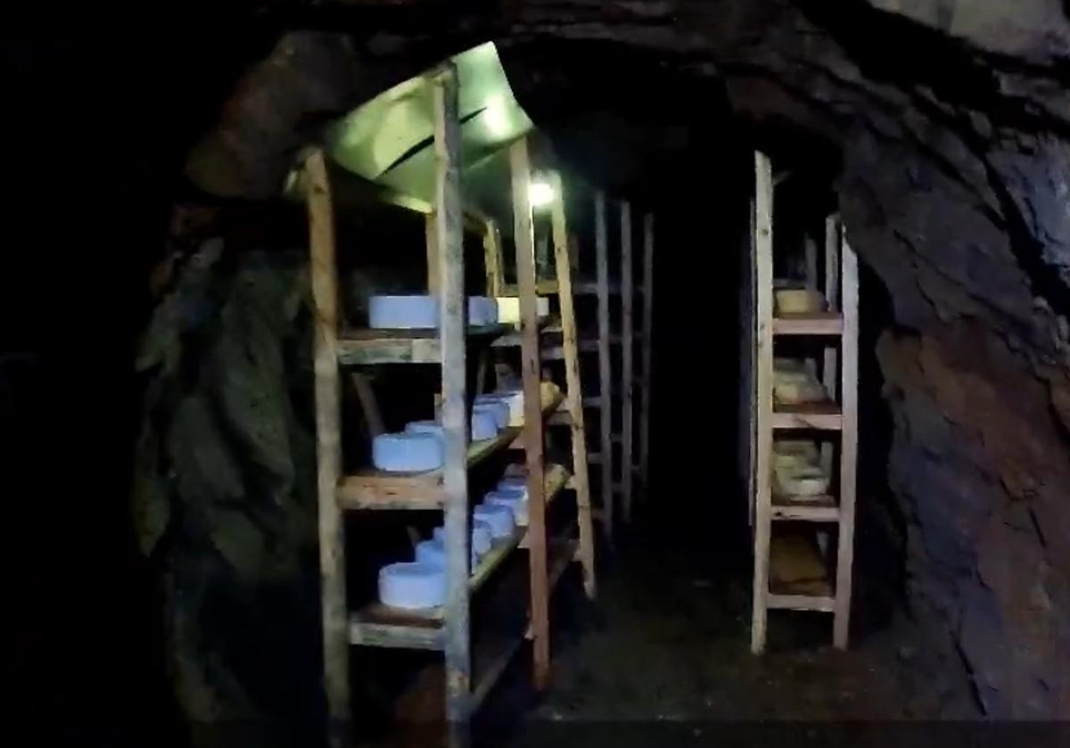 Imagen principal - Imagen de la mina reconvertida a centro de maduración de queso.