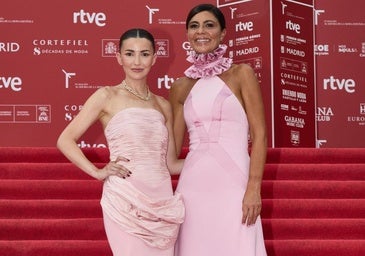 Una de las primeras influencers españolas deslumbra con un diseño berciano en los premios nacionales de moda