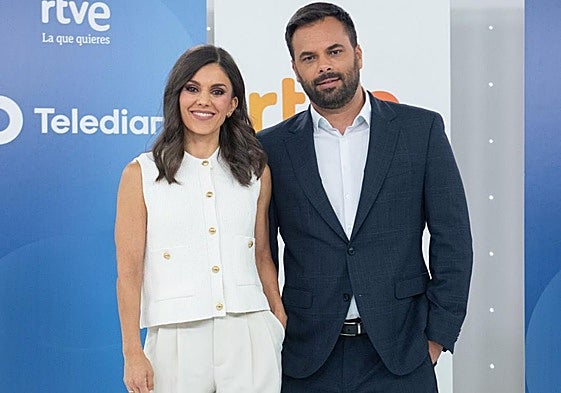 Lorena Baeza posando con su compañero, Álex Barreiro, en el matinal de Tve.