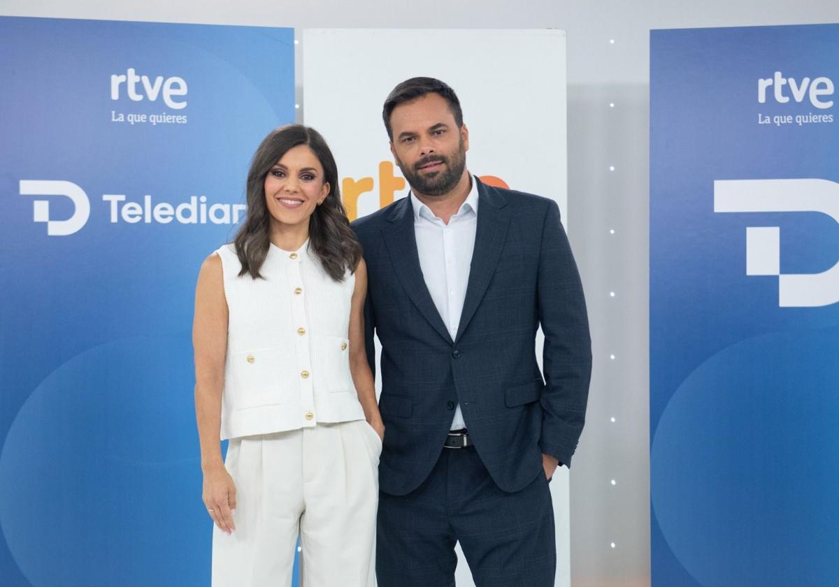 Lorena Baeza posando con su compañero, Álex Barreiro, en el matinal de Tve.