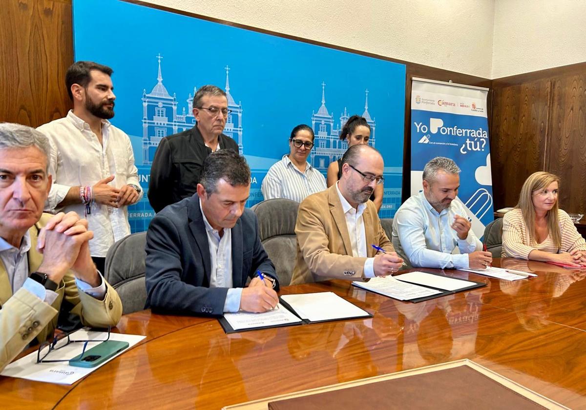 Imagen de la firma del convenio para la gestión de los bonos 'Yo Ponferrada, ¿tú? 2025.