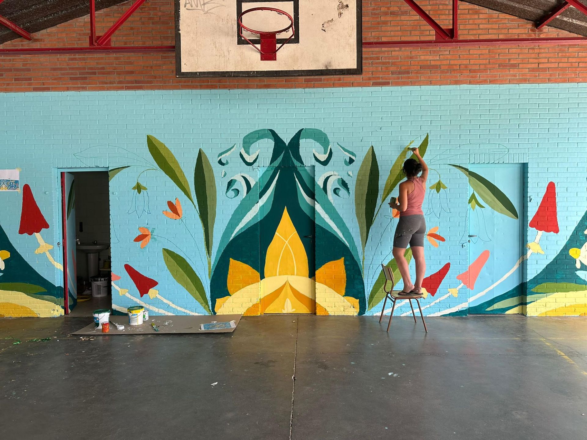 Imagen del mural que preside el patio cubierto del CEE Bergidum.