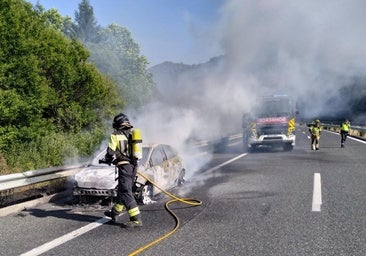 Los bomberos de Ponferrada sofocaron el fuego en el vehículo afectado.