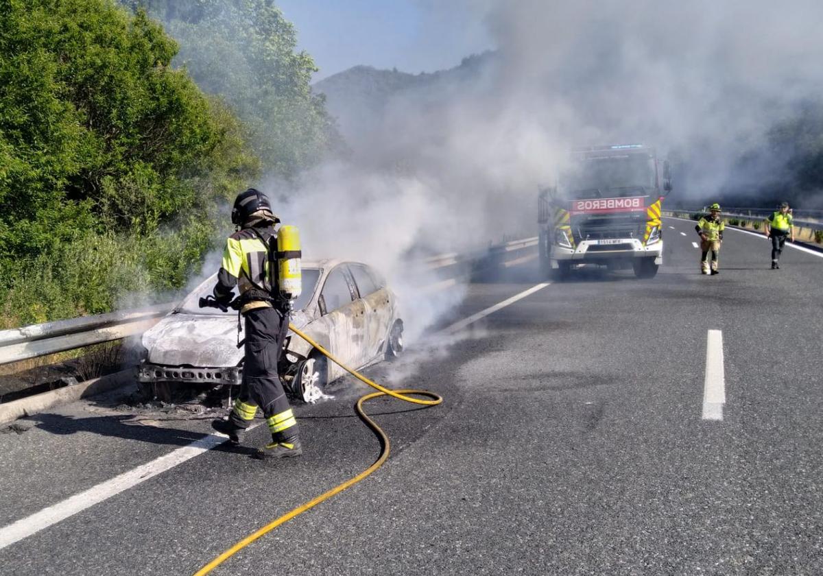 Los bomberos de Ponferrada sofocaron el fuego en el vehículo afectado.