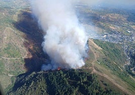 Imagen del incendio en Villafranca del Bierzo.