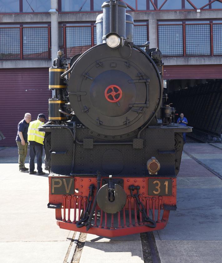 Imagen secundaria 2 - Imágenes del traslado de la locomotora desde el Museo del Ferrocarril de Ponferrada.