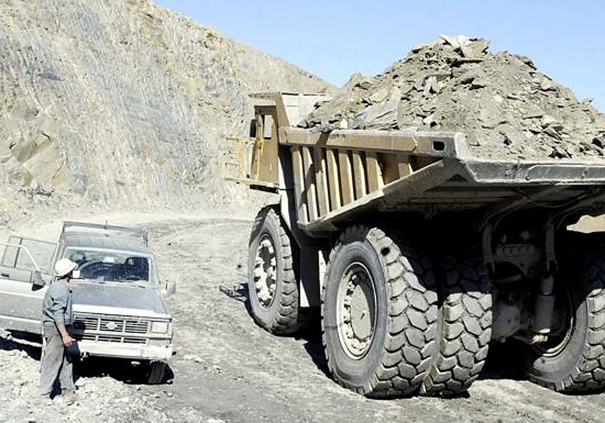 Imagen de archivo de una cantera de pizarra con un camión de gran tonelaje.