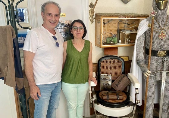 Antonio Crespo y María Jesús Fernández, junto al sillón restaurado de un barbero del Bierzo.