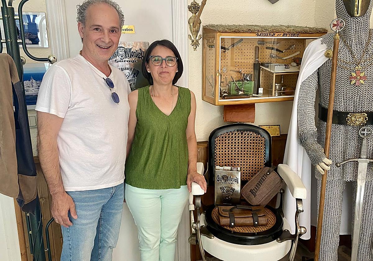 Antonio Crespo y María Jesús Fernández, junto al sillón restaurado de un barbero del Bierzo.