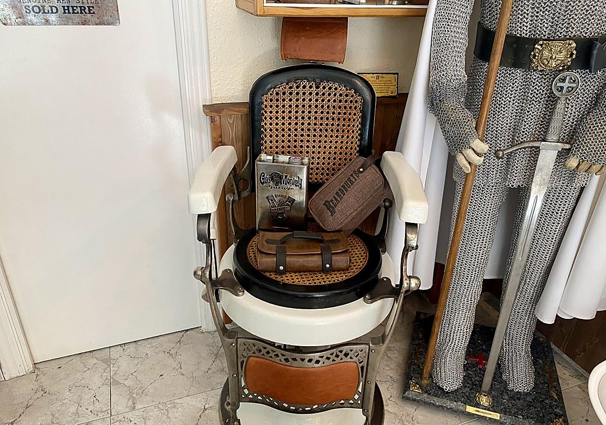 Imagen principal - Utensilios de antiguos barberos del Bierzo.