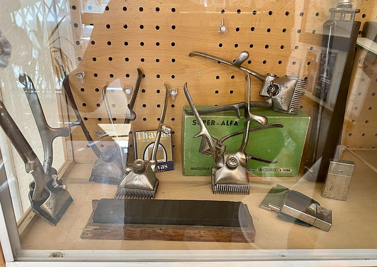 Imagen secundaria 1 - Utensilios de antiguos barberos del Bierzo.