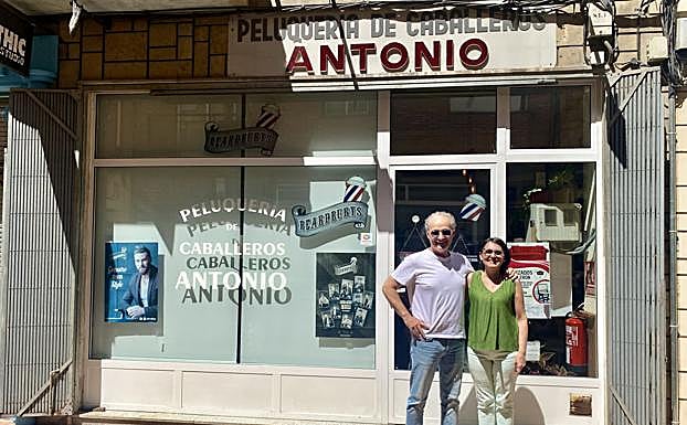 Antonio y María Jesús llevan 28 años regentando la Peluquería de Caballeros Antonio.