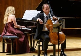 El chelista Ángel García Jermann en uno de sus conciertos acompañado por la pianista Oleksandra Totkalova.