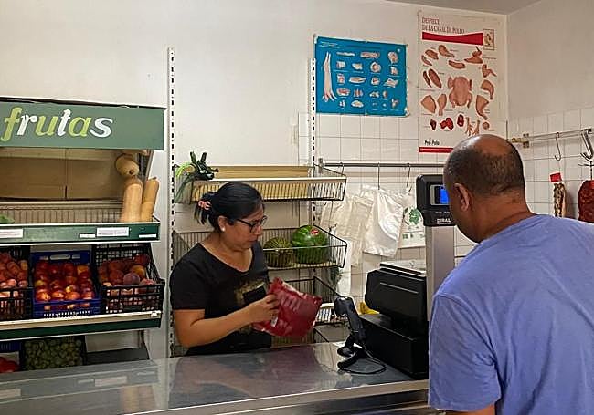 Imagen de Jeny atendiendo en la nueva tienda.