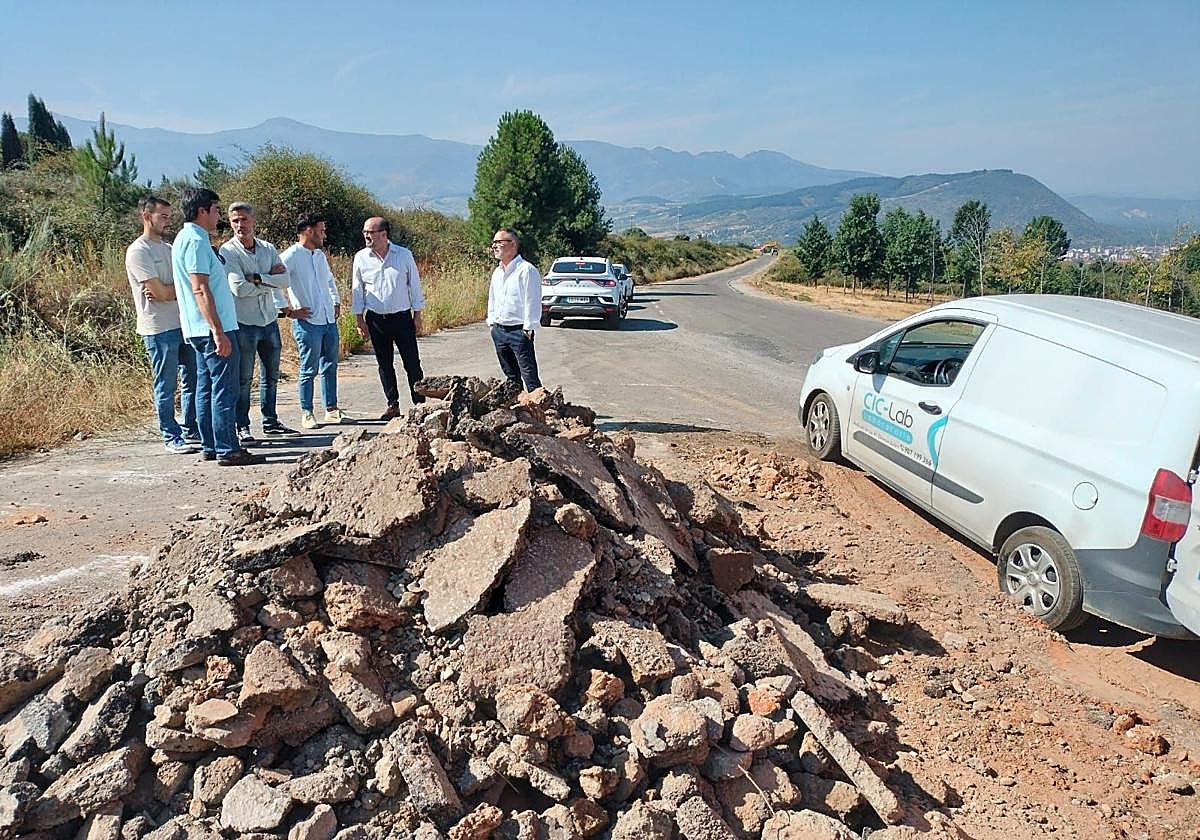El alcalde de Ponferrada (2D) y el concejal de Urbanismo (1D) supervisaron el inicio de las obras en el acceso al polígono industrial de La Llanada.