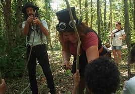 Maikel Barreira y Alba Alonso realizando talleres con niños en el proyecto 'Pumkinland'