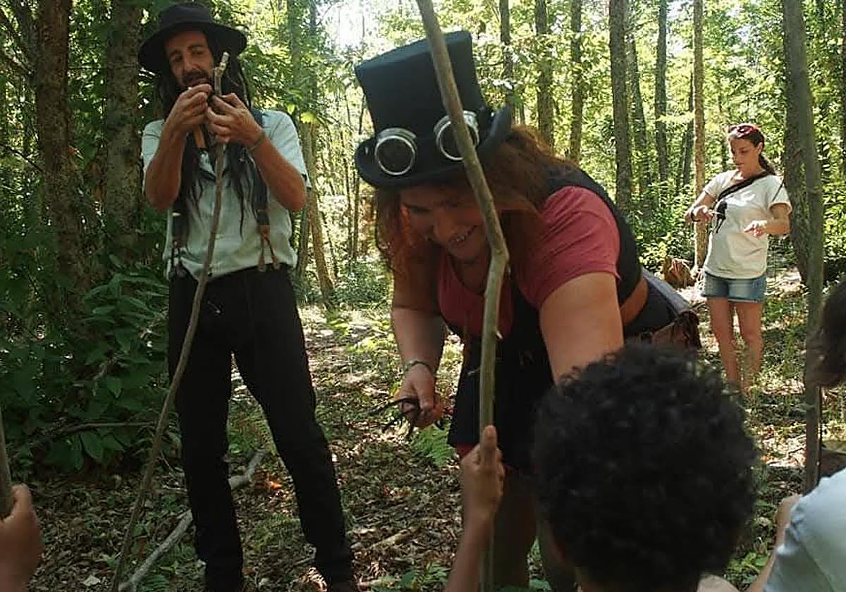 Maikel Barreira y Alba Alonso realizando talleres con niños en el proyecto 'Pumkinland'