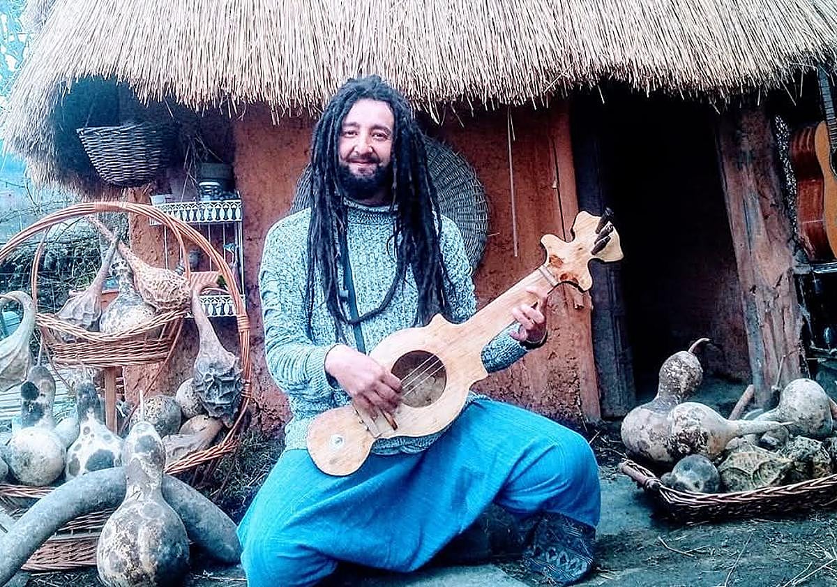 Imagen principal - Maikel Barreira junto a nuevos intrumentos creados artesanalmente (arriba y abajo izquierda), además de un piano para pulgares (abajo derecha).