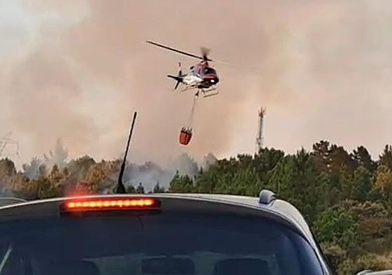 Un helicóptero alza el vuelo junto a la A-6 en San Miguel de las Dueñas.