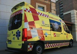 Dos personas atrapadas al caer su coche por un barranco en Barjas
