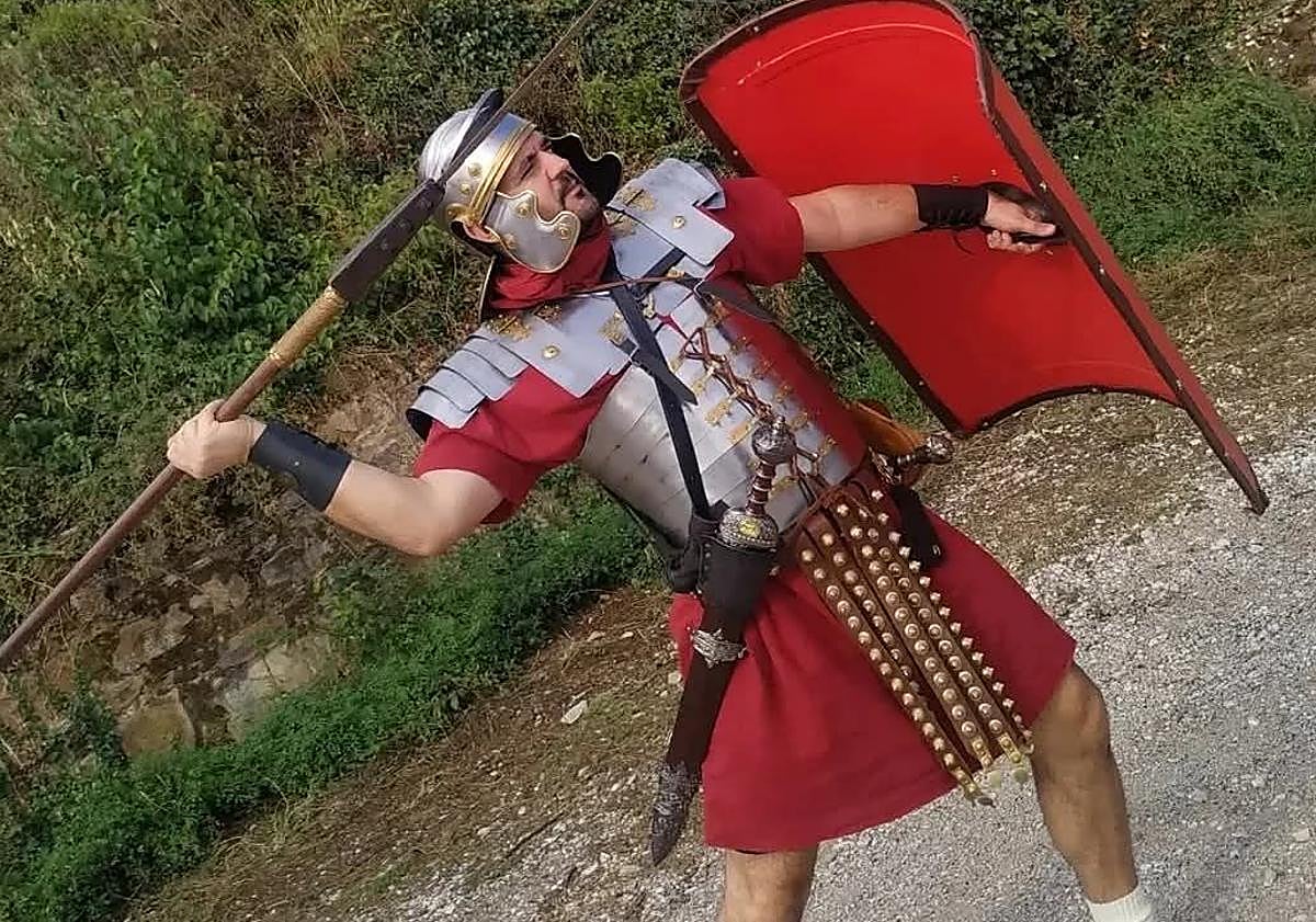 Imagen principal - Daniel López desempeñando diferentes actividades como las representaciones romanas (arriba), la cabalgata de reyes (abajo izquierda) y las masterclass en apoyo a la AECC (abajo derecha), 