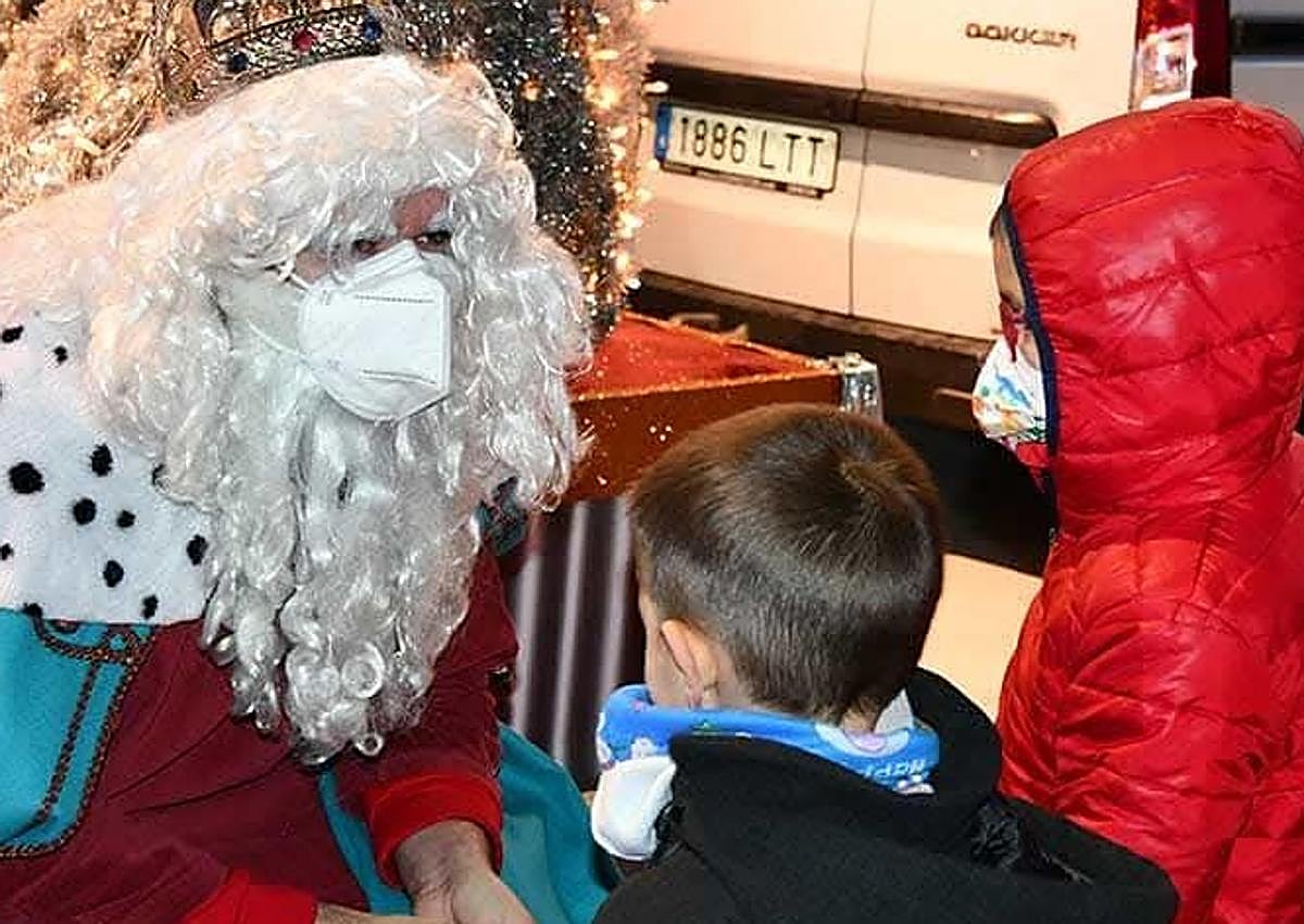 Imagen secundaria 1 - Daniel López desempeñando diferentes actividades como las representaciones romanas (arriba), la cabalgata de reyes (abajo izquierda) y las masterclass en apoyo a la AECC (abajo derecha), 