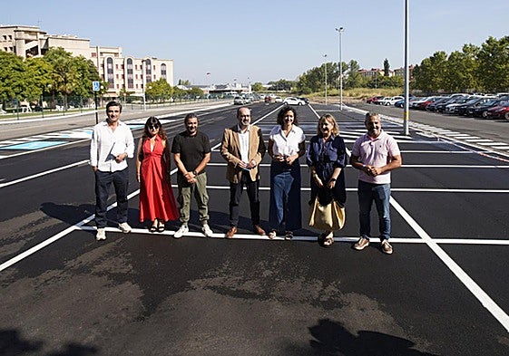 El alcalde de Ponferrada, Marco Morala (C), junto a diferentes autoridades, en la inauguración del aparcamiento ejecutado junto al Centro de Salud de Flores del Sil.