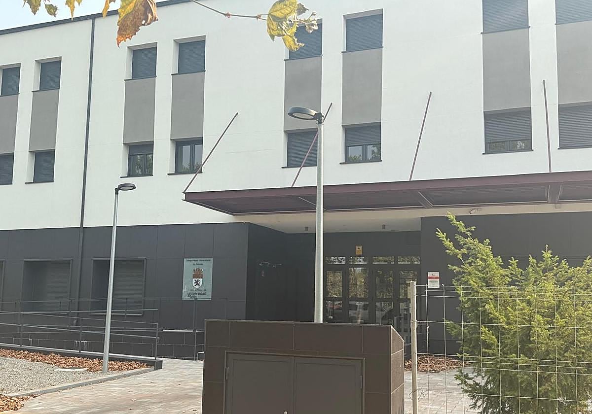 Fachada del Colegio Mayor La Tebaida de Ponferrada.