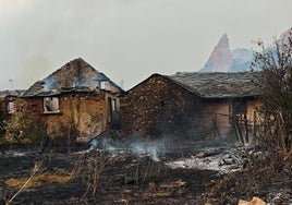 Un picacho de Las Médulas se abre paso entre el fuego que ha asolado el enclave berciano Patrimonio de la Humanidad.
