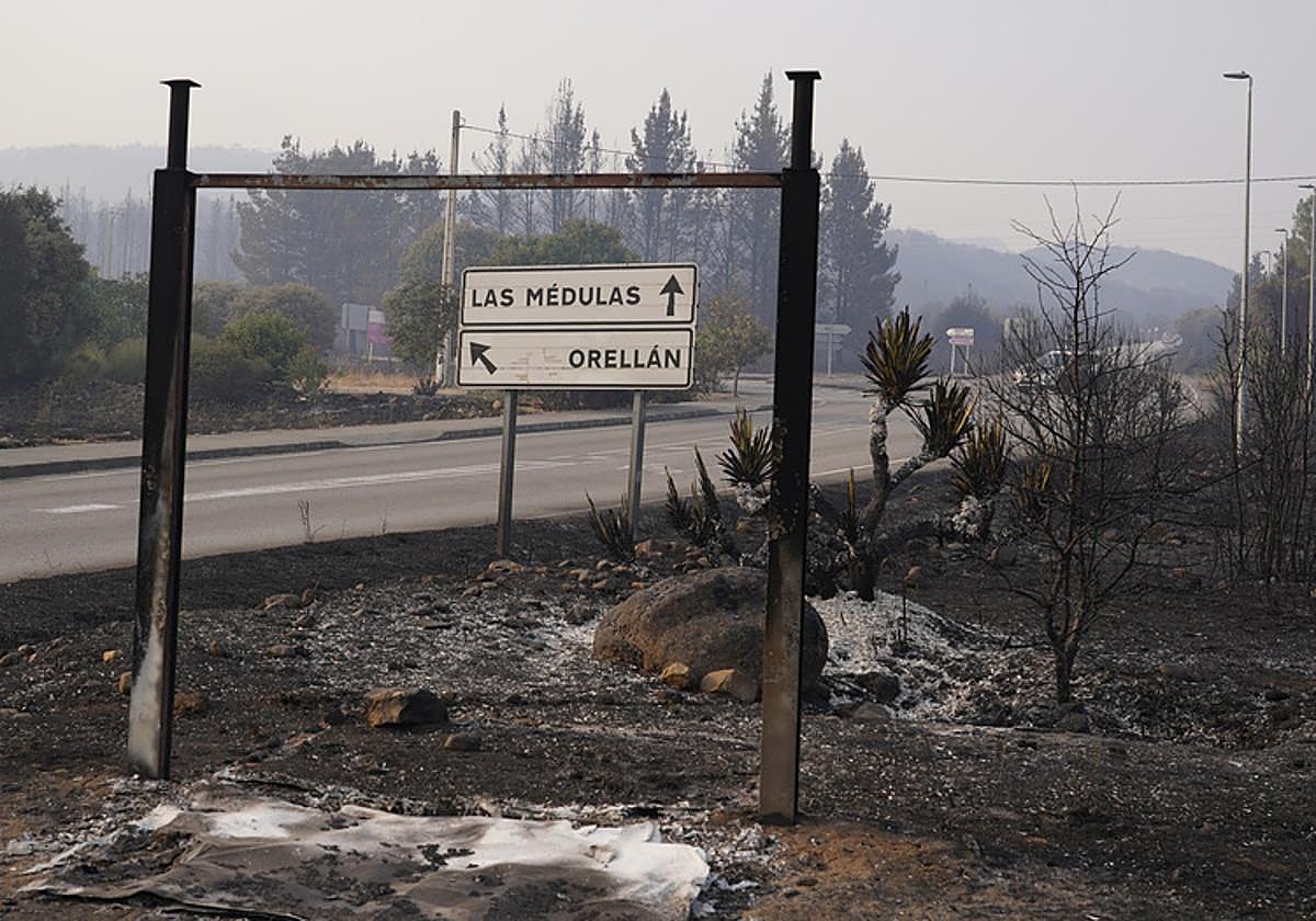 Imagen de los daños causados por el fuego en las inmediaciones de la carretera de acceso a Las Médulas y a Orellán.