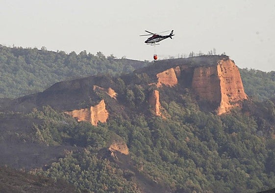 Medios aéreos sobre una zona afectada por el fuego que ha arrasado parte del espacio natural de Las Médulas.