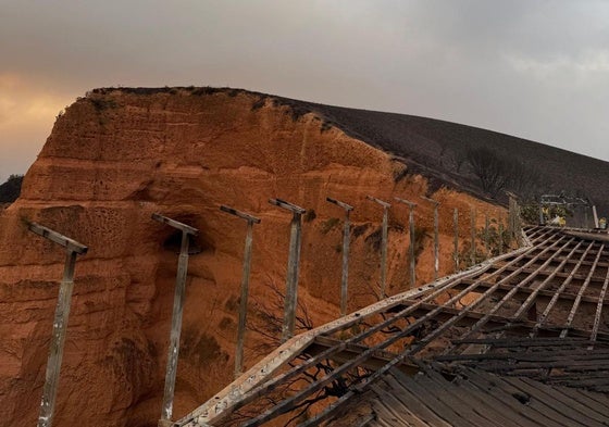 Imagen del mirador de Orellán devorado por las llamas.