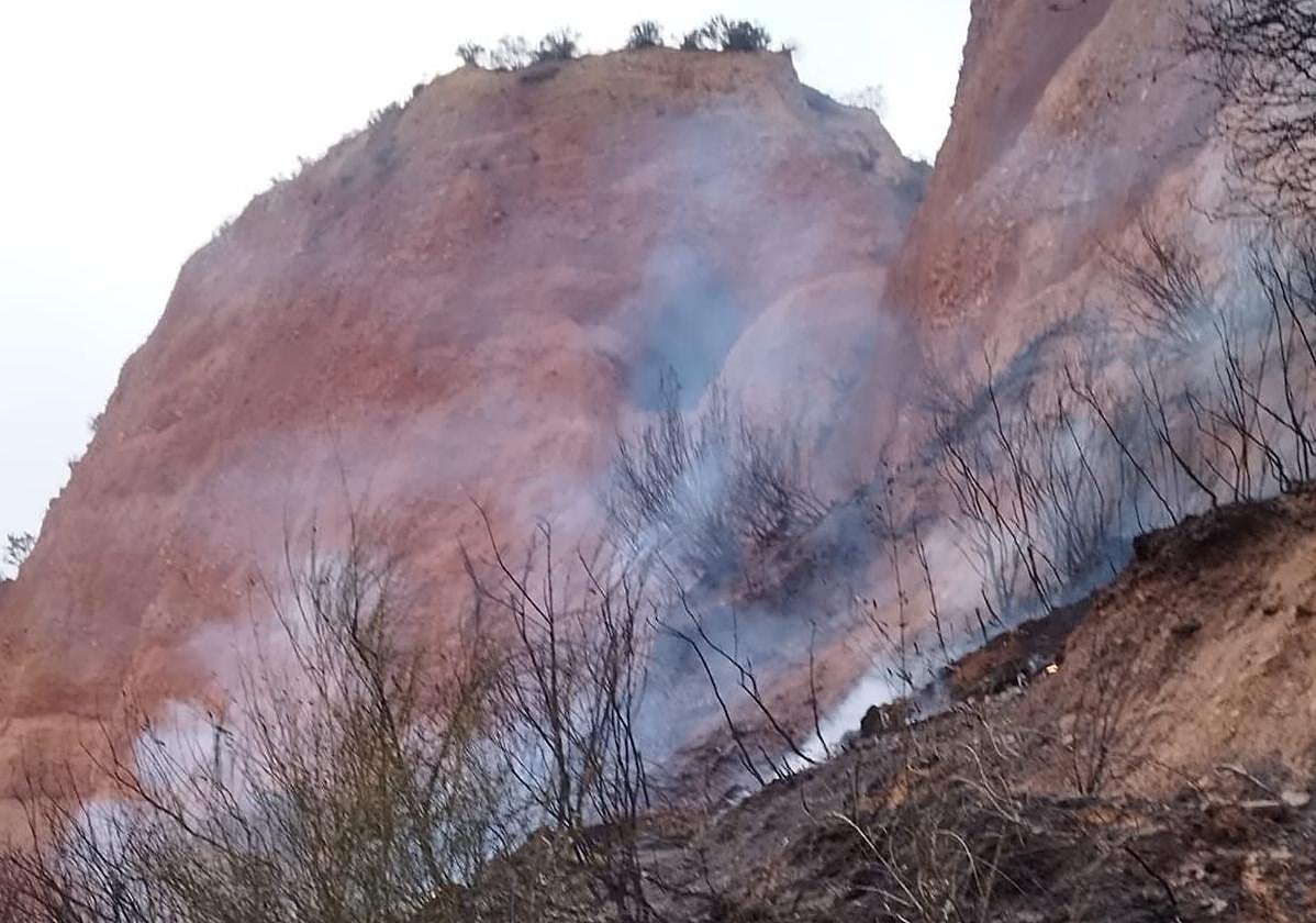 Imagen de los restos del fuego junto a los picachos de Las Médulas.
