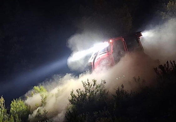 Imágenes de la UME trabajando en el incendio de Yeres/Llamas de Cabrera