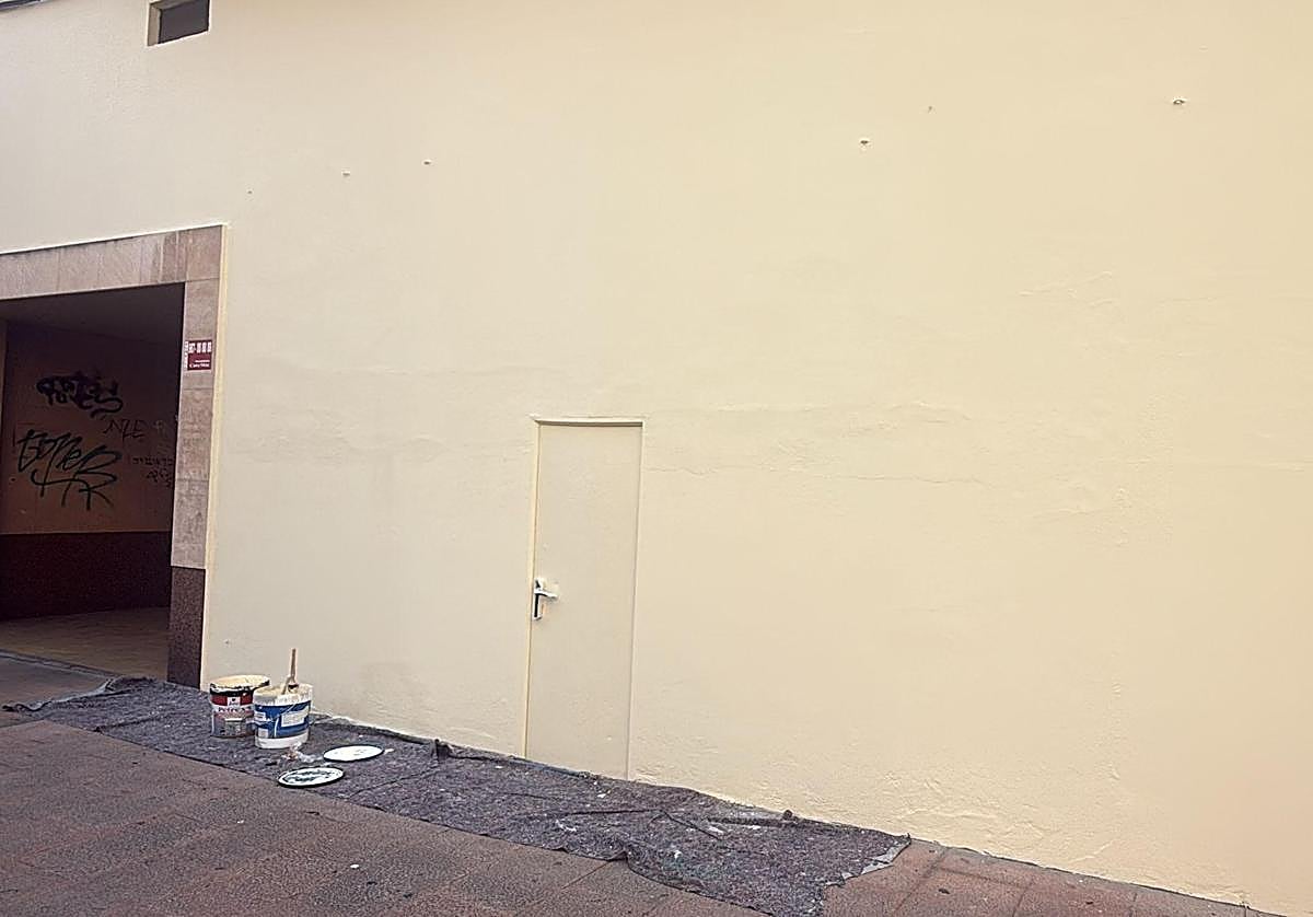 Imagen de la fachada pintada sobre la que se situaba el mural de Nevenka Fernández.