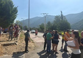 Los vecinos de Palacios del Sil protestando contra el «paripé» de las autoridades en el PMA.