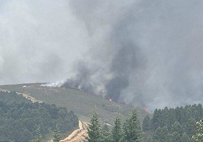 Las llamas del incendio de Anllares desde la carretera a pocos kilómetros del pueblo.