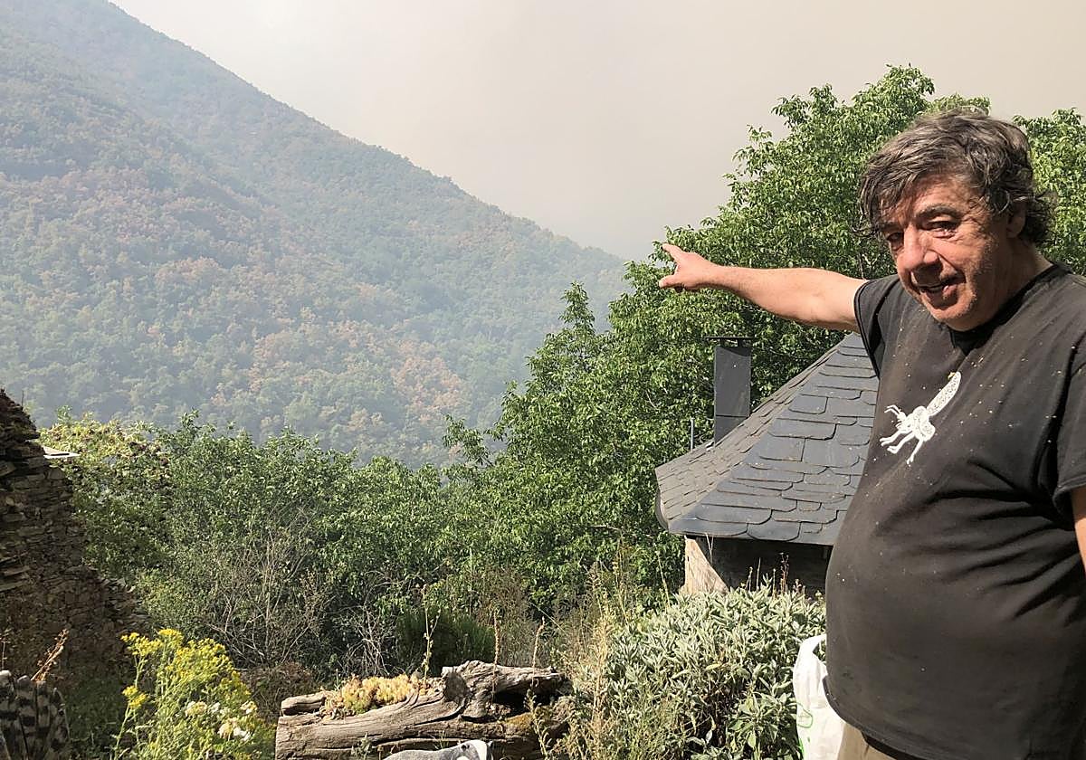 Miguel Gallego, vecino de Palacios de Compludo, señala hacia el incendio que les ha obligado a evacuar el pueblo.
