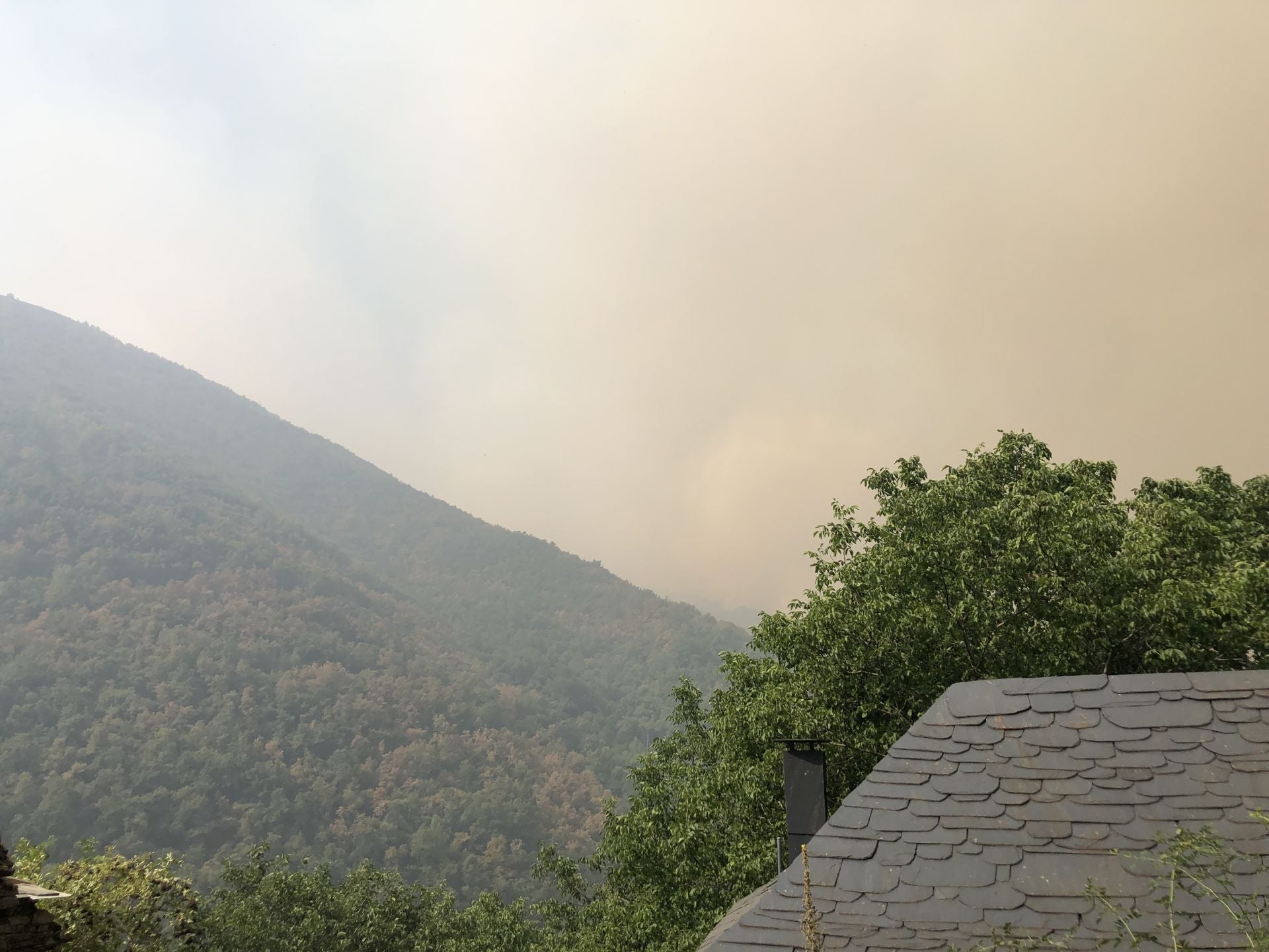 Imagen del intenso humo procedente del fuego de Yeres visto desde el pueblo de Palacios de Compludo.