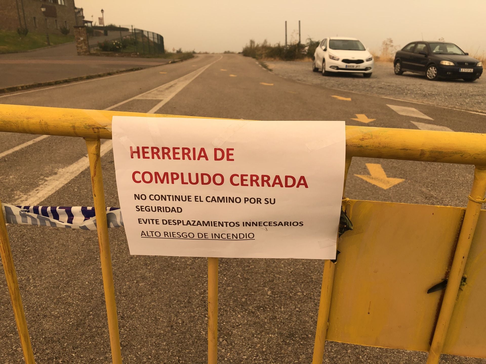 La carretera de acceso a Palacios de Compludo desde la localidad de El Acebo está cortada al tránsito de vehículos.