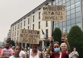 Alrededor de 300 personas participaron en Ponferrada en una concentración para exigir que se declare el nivel 3 de emergencia en los incendios del Bierzo.