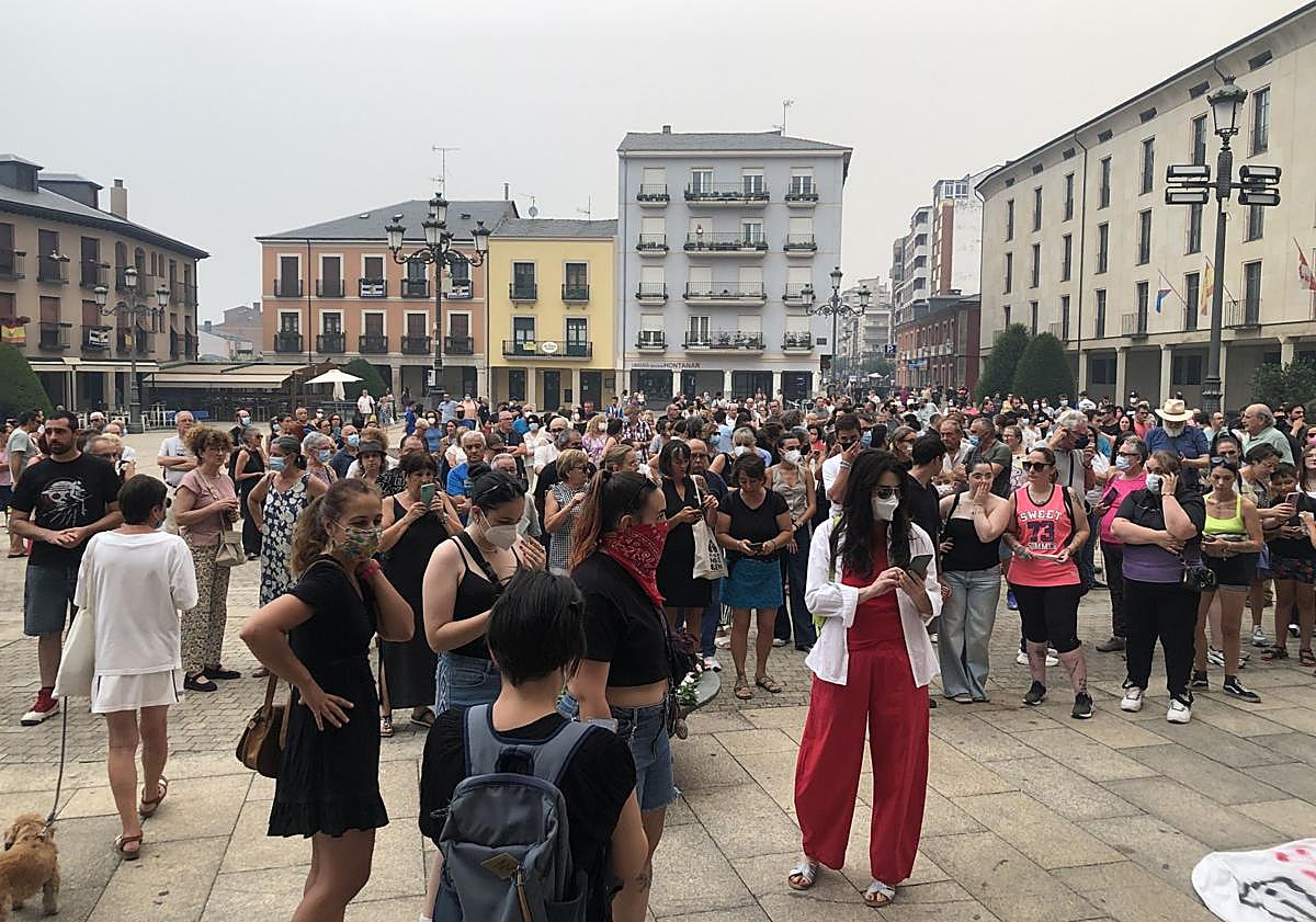 Imagen principal - Imágenes de la protesta en la plaza del Ayuntamiento de Ponferrada.