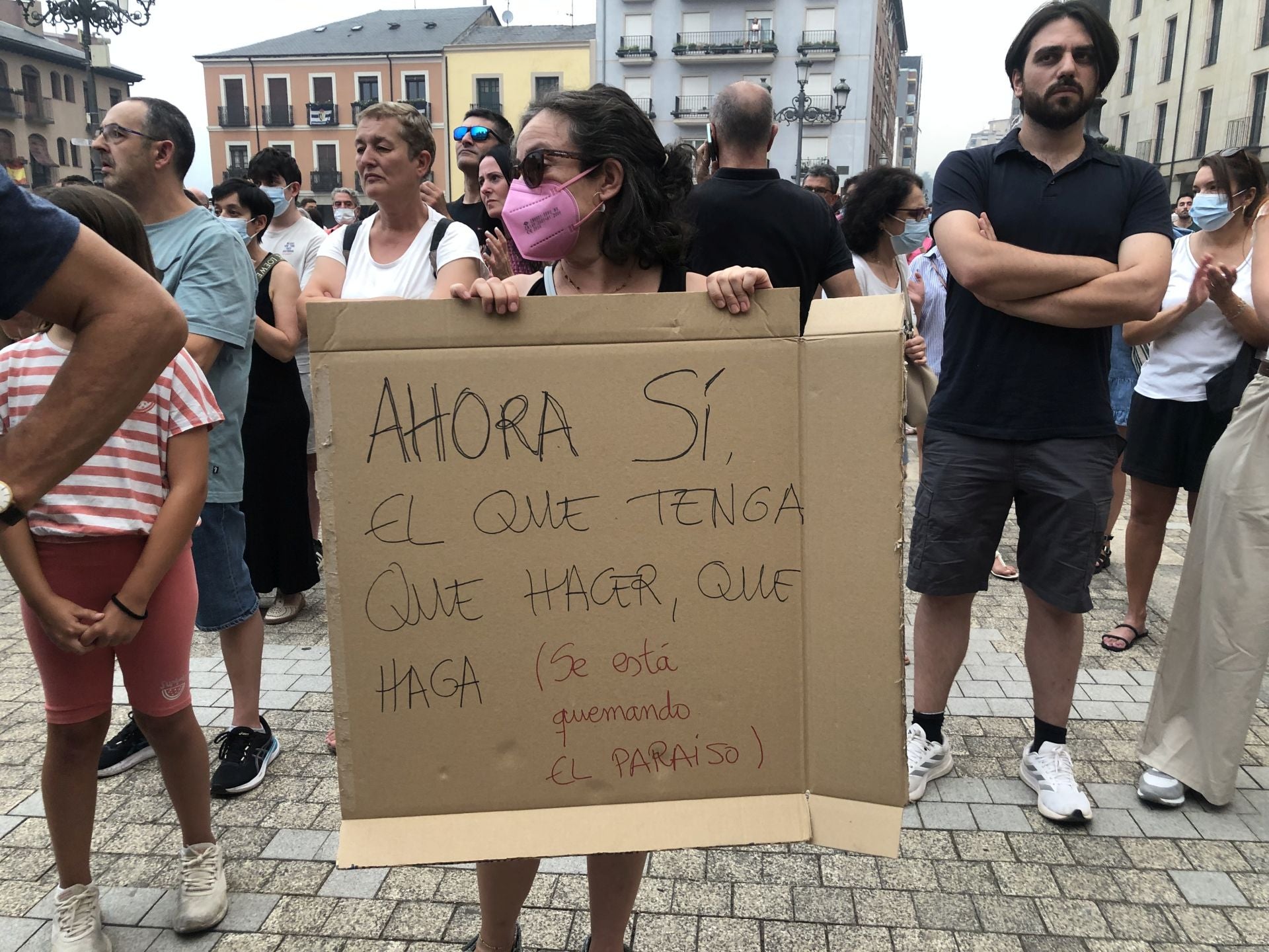 Imagen secundaria 1 - Imágenes de la protesta en la plaza del Ayuntamiento de Ponferrada.